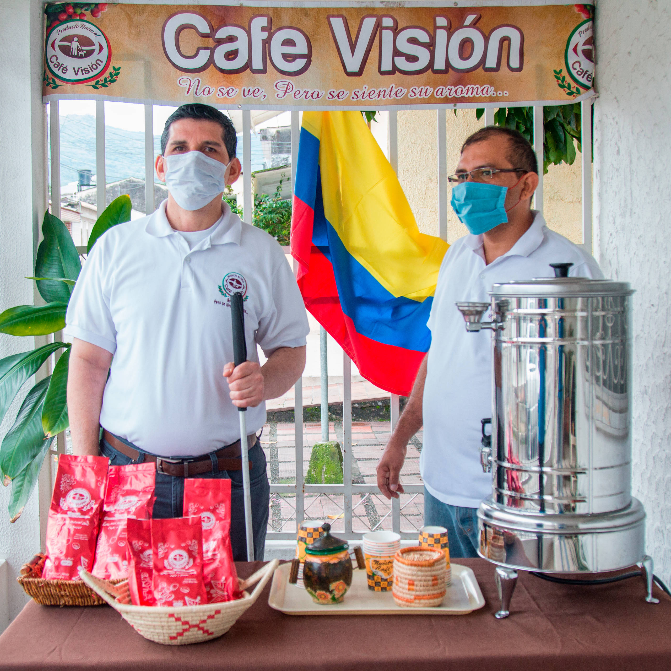 Mitarbeiter Café Vision mit Produkten
