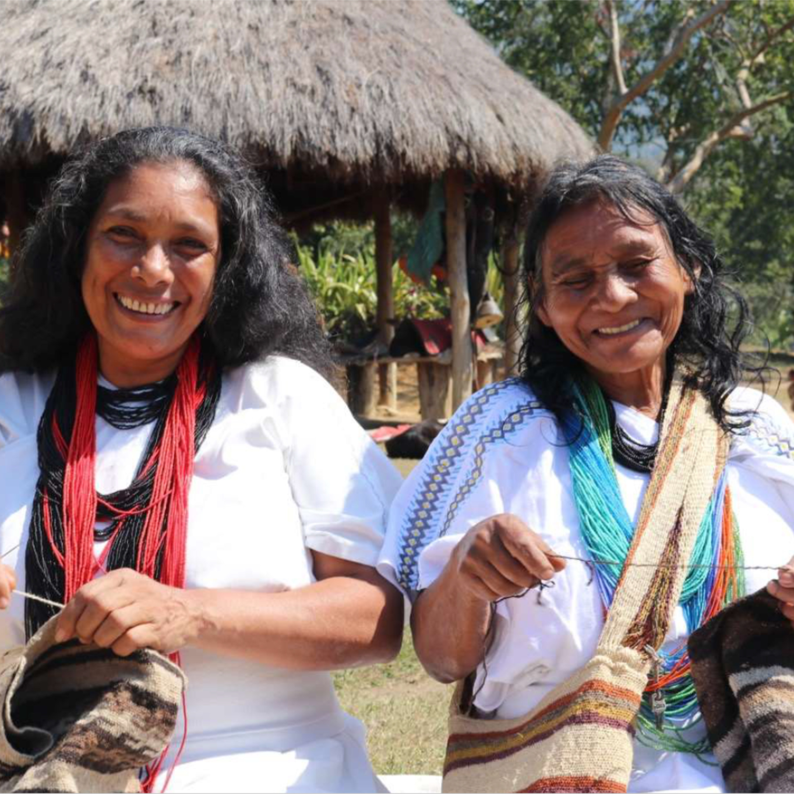 zwei indigene Arhuaca-Frauen bei ihrer Handarbeit