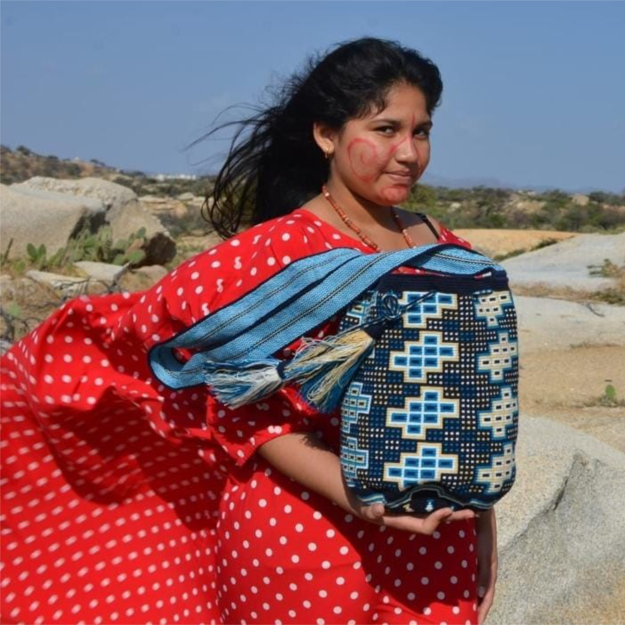 indigene Frau mit blauer Mochila-Tasche
